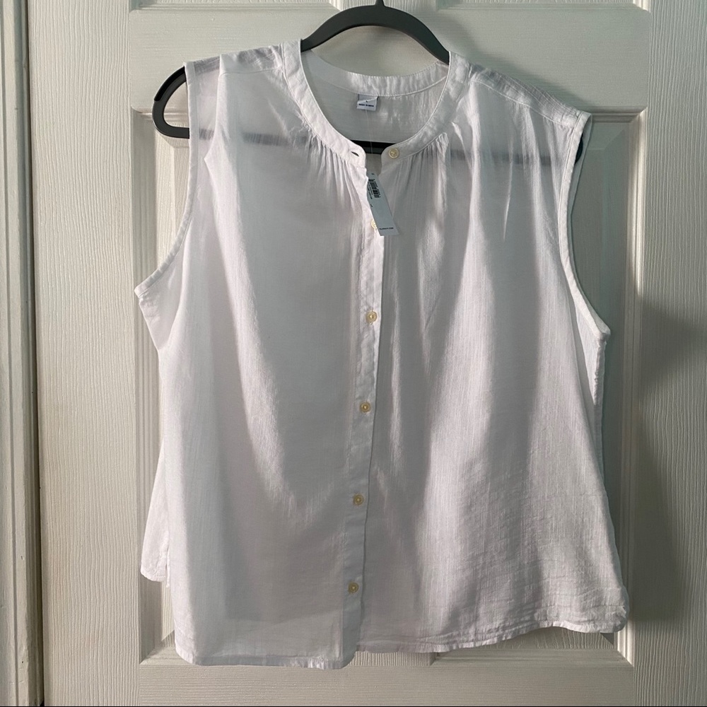 NWT white sleeveless button front blouse